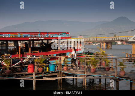 Cambogia, Kampot Provincia, Kampot, Riverside, barca Accogliente ristorante galleggiante dal ponte vecchio Foto Stock