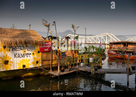 Cambogia, Kampot Provincia, Kampot, Riverside, Girasole bar galleggiante e il ristorante dal ponte vecchio Foto Stock