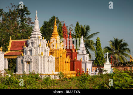 Cambogia, Kampot Provincia, Kampot, Trey Koh, pesce Isola, Wat Traeuy Kaoh ornate memorial pagode Foto Stock