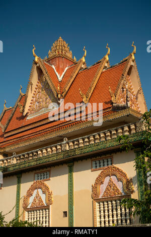 Cambogia, Kampot Provincia, Kampot, Trey Koh, pesce Isola, Wat Traeuy Kaoh ornate tetto di tegole di preghiera hall Foto Stock