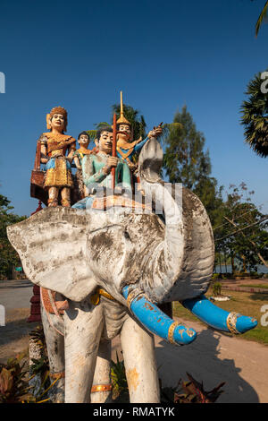 Cambogia, Kampot Provincia, Kampot, Trey Koh, pesce Isola, Wat Traeuy Kaoh, folk arte scultura di figure sulla parte superiore di un elefante Foto Stock