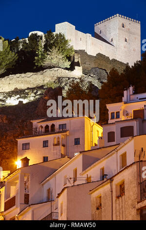 Lo spagnolo tradizionale villaggio di notte. Segura De La Sierra. Spagna Foto Stock