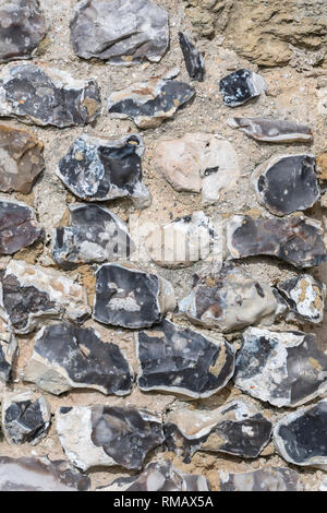 Primo piano dettaglio di un antico borgo medievale con mura in pietra nel Regno Unito nel ritratto. Foto Stock