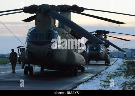L'equipaggio di due Stati Uniti Esercito CH-47 elicotteri Chinook dal primo combattimento Brigata Aerea, 1a divisione di fanteria, preparare i loro elicotteri per lo staging su Wingene Air Base, Belgio, Gennaio 30, 2019. Wingene Air Base è servita come un intermedio area di sosta prima della 1a combattere la Brigata Aerea distribuisce in Germania, Polonia, Lettonia e Romania per nove mesi al treno con i partner della NATO a sostegno della Atlantic risolvere. (U.S. Esercito foto di Visual Information Specialist Pascal Demeuldre) Foto Stock