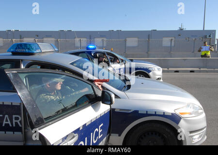 190213-N-CS616-006 Naval Station Rota, Spagna (13 febbraio 2019) velisti assegnati alla stazione navale di Rota Spagna del dipartimento di sicurezza simulare apprende un sospetto durante un trapano per Commander la valutazione della disponibilità di formazione (Carrello) condotta dal comandante della Marina Militare, gli impianti di comando (CNIC). La stazione navale di Rota sostiene la flotta, consente il combattente e supporta la famiglia conducendo operazioni aeree, operazioni portuali per garantire la sicurezza e la protezione, garantire la qualità di vita e che forniscono i servizi fondamentali di elettricità, acqua, combustibile e la tecnologia dell'informazione. (U.S. Foto di Marina dalle comunicazioni di massa Foto Stock