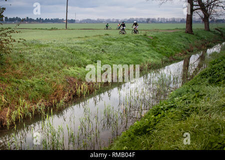 PISA, Italia - 12 giugno 2009: Sconosciuto ciclisti vicino al canale che conduce l'Acquedotto Mediceo di Pisa, costruzione di pilastri ed archi, Toscana Foto Stock