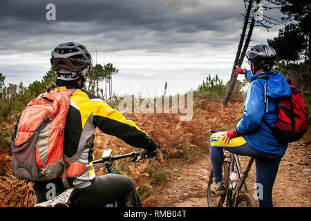 PISA, Italia - 12 giugno 2009: I ciclisti sconosciuto nei sentieri del Monte Serra (Monte Serra) nel periodo autunnale, Pisa, Toscana Foto Stock