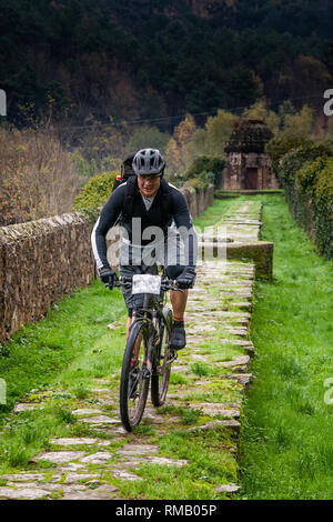 LUCCA, Italia - 12 giugno 2009: Sconosciuto ciclisti a pedalare in acquedotto di Guamo, vicino a Lucca, Toscana, Italia, costruito da Lorenzo Nottolini nel 1823 Foto Stock