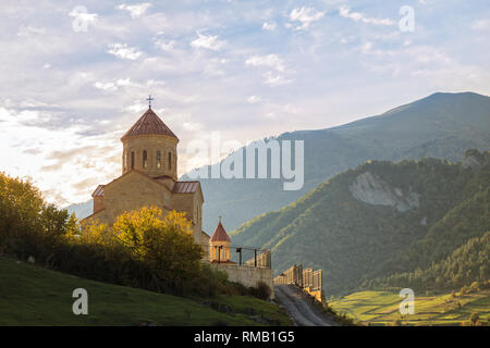 Tradizionale la Chiesa Georgiana su uno sfondo di paesaggio di montagna. Basilica di San Nicola in Mestia, Svaneti superiore, Georgia Foto Stock