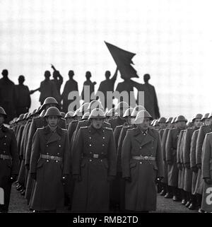 Prestazione di giuramento da parte dei soldati NVA davanti al memoriale di Buchenwald nei pressi di Weimar. Foto Stock