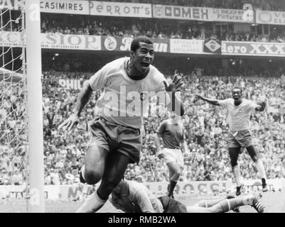 Coppa del Mondo di calcio in Messico nel 1970. Finale - Brasile vs. Italia 4: 1. Jairzinho festeggia dopo aver segnato il 3-1 per il Brasile. Foto Stock
