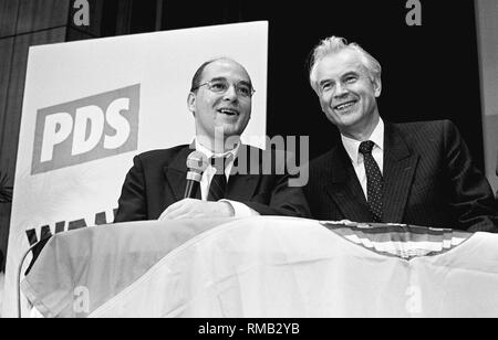 Il 18 marzo 1990, le prime elezioni libere per il popolo della Camera ha avuto luogo nella RDT.Il PDS celebra la sua elezione notte partito nella ex Reichsbank edificio del SED a Werdersche Markt di Berlino. Nella RDT, 18 per cento dei voti andare al PDS e in alcuni quartieri di Berlino Est che ottiene il 50 per cento dei voti. Qui, Presidente del PDS Gregor Gysi (destra) e Hans Modrow (sinistra), udienza il primo ministro della Repubblica democratica tedesca durante l'annuncio del primo computer previsioni della vigilia elettorale. Foto Stock