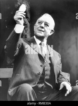 Alec Guinness, attore britannico, durante una performance di 'una passeggiata nei boschi" al Comedy Theatre di Londra. Foto Stock