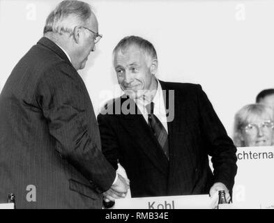 Il cancelliere e il CDU leader del partito Helmut Kohl (sinistra) e Segretario Generale Heiner Geissler agitare le mani al partito CDU convenzione di Brema. Foto Stock