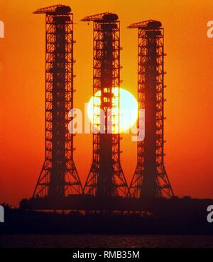 Le tre rampe di lancio presso il Kennedy Space Center al tramonto. Foto non datata, probabilmente negli anni ottanta. Foto Stock