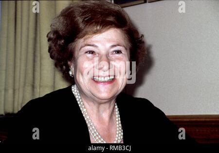 Einzi Stolz (foto), vedova dell'operetta austriaco King Robert Stolz (1880 - 1975), morto il 18 gennaio 2004 all'età di 91 a Vienna. La figlia di un scrittore svizzero, nato nel 1912 come Yvonne Louise Ulrich era non solo la quinta moglie del compositore ma anche una musa e manager. Foto Stock