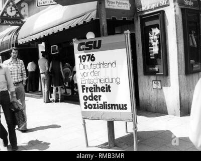 Cartellone elettorale della CSU a Monaco di Baviera per il tedesco di elezione federale 1976 con lo slogan: "Germania prima della decisione: libertà o socialismo". Foto Stock