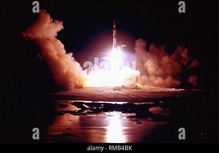 Il Saturn V rocket della missione Apollo 17, l'ultimo presidiato di atterraggio sulla luna, tenuto spento durante la notte dalla piazzola di lancio 39-A al Kennedy Space Center. Foto Stock