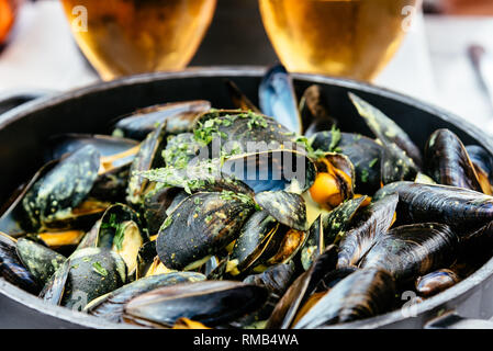 Le cozze al vapore con prezzemolo, il vino e il curry, un tipico alimento belga e Brittany Foto Stock