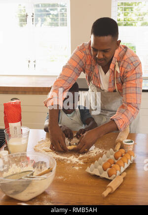 African American padre e figlio i biscotti di cottura in cucina Foto Stock