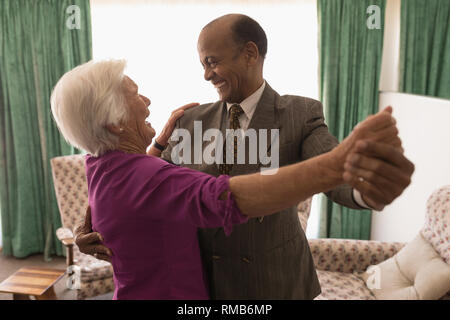 Felice coppia senior ballare insieme a casa Foto Stock