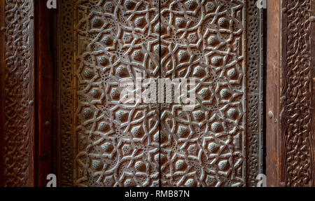 Bronzo-piastra ornamenti porta alla moschea del sultano Hassan decorata con motivi floreali e motivi geometrici, Il Cairo, Egitto Foto Stock