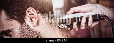 L uomo come ottenere i suoi capelli tagliati Foto Stock