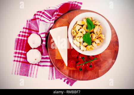 La pasta con il formaggio, pomodori, aglio e panno assorbente Foto Stock