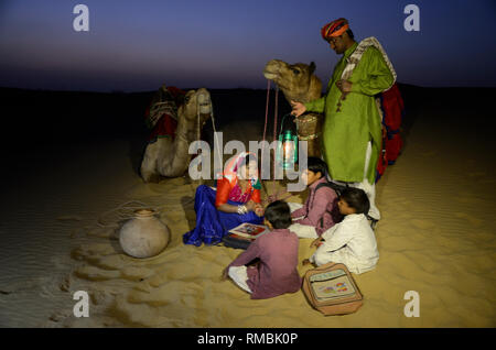 La donna per insegnare ai bambini il deserto, Jaisalmer, Rajasthan, India Foto Stock