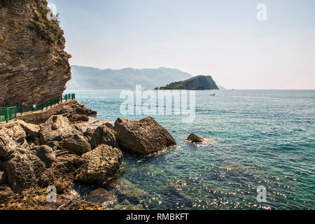 Vista dell'isola di San Nicola nel golfo del mare Adriatico vicino alla città di Budva, famosa località turistica del Montenegro. Foto Stock