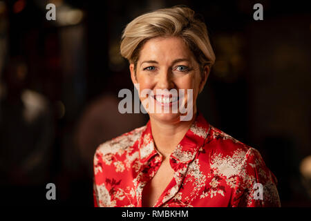 Colpo di Testa di una donna matura sorridente e guardando la telecamera. Foto Stock