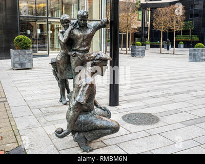 I giocatori di bocce scultura da Roger Burnett in Bond Corte Leeds West Yorkshire Inghilterra Foto Stock