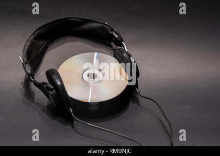 Cuffie audio e compact disc Foto Stock