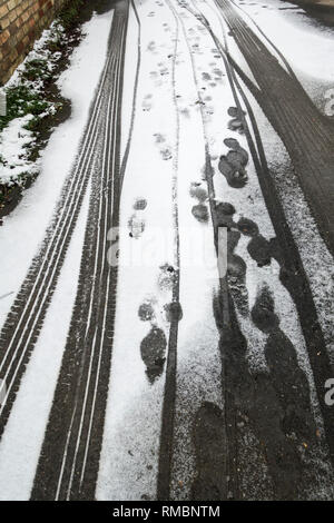 Le tracce in luce la copertura di neve Foto Stock