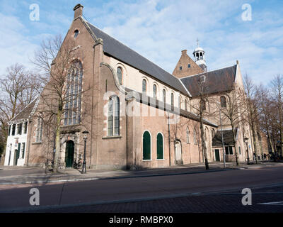 Le persone passano vecchio janskerk nel centro di Utrecht sulla giornata di sole in inverno Foto Stock