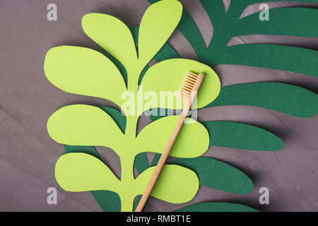 Bambù spazzolino eco su una verde foglio di carta. Zero rifiuti Nozione Foto Stock