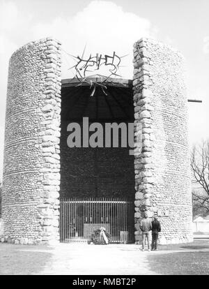 La Katholische Todesangst-Christi-Kapelle (Cattolica agonia mortale di Cristo cappella) sul sito del campo di concentramento di Dachau Memorial, fu costruito nel 1960. La foto è stata scattata in occasione della visita di Ronald Reagan nel campo di concentramento di Dachau. Foto Stock