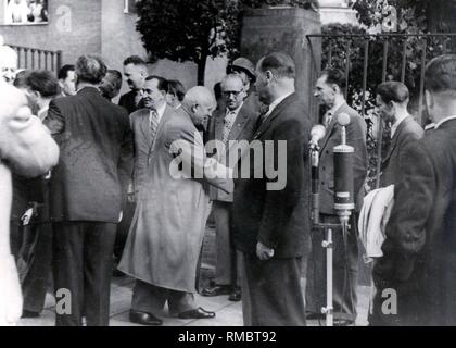 Nikita Sergeyevich Khrushchev (* 1894 - 1971) - Visita del Pcus leader nella RDT nel 1958, Khrushchev dice addio al GDR leadership nella parte anteriore del guest house di Lipsia. Foto Stock