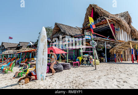 Ostelli e i bar sulla spiaggia su Baru Parco Nazionale di Colombia in Sud America Foto Stock