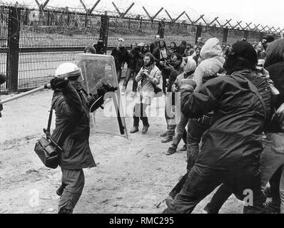 Poliziotti violenti attacchi manifestanti durante una dimostrazione di massa contro il progetto di impianto di ritrattamento in Wackersdorf. Foto Stock