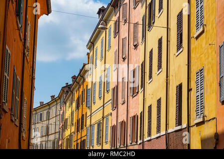 Facciate colorate in Modena Foto Stock