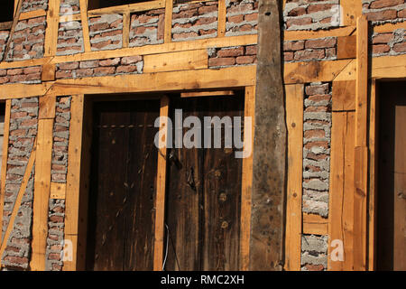 Esecuzione di lavori di costruzione di un vecchio edificio Foto Stock