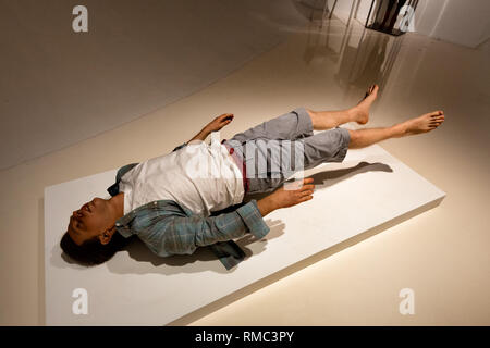 Hyperrealistic figure di cera, prese a Heydar Aliyev Center a Baku, Azerbaijan nel gennaio 2019 Foto Stock