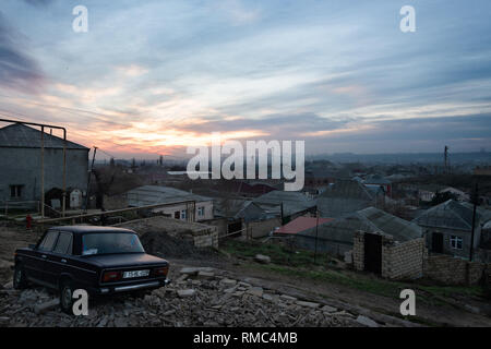 Sunrise oltre la periferia di Baku con una vecchia Lada in primo piano, Azerbaigian adottate nel gennaio 2019 Foto Stock