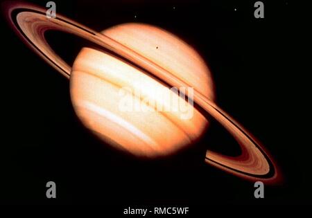 Vista generale del pianeta rosso Saturno, la seconda più grande pianeta del nostro sistema solare, fotografato con la sua pronuncia un sistema ad anello da una distanza di 21 milioni di km. Foto non datata, probabilmente negli anni ottanta. Foto Stock