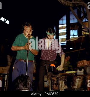 Glassblower in vetreria in Turingia. Foto Stock