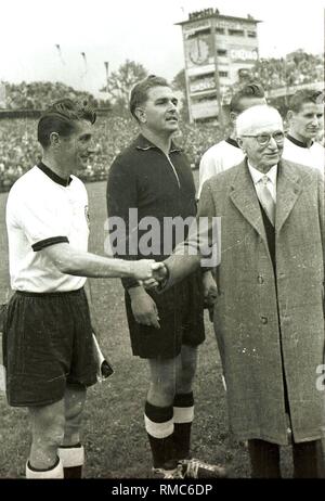 Il capitano del team nazionale tedesco Fritz Walter, il capitano ungherese Toni Turek e presidente della FIFA Jules Rimet prima della finale della Coppa del Mondo a Berna. Foto Stock