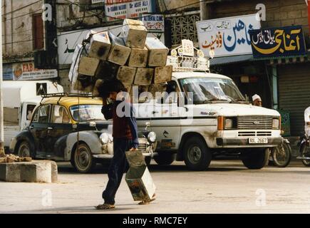 Il trasporto di merci su strada in Il pakistan a Peshawar. Foto Stock