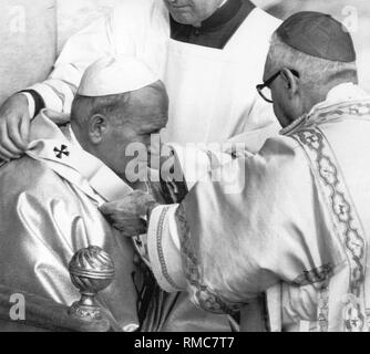 Il Cardinale Italiano Ferici (a destra) pone il Pallio al nuovo Papa Giovanni Paolo II, come segno del suo papato. Foto Stock