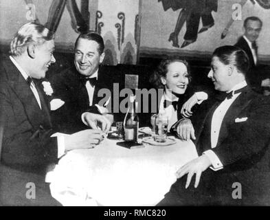 Il chansonnier francese Maurice Chevalier, l'attrice Marlene Dietrich e suo marito Rudolf Sieber nel bar 'New Yorker' in Hollywood (1933). Foto Stock